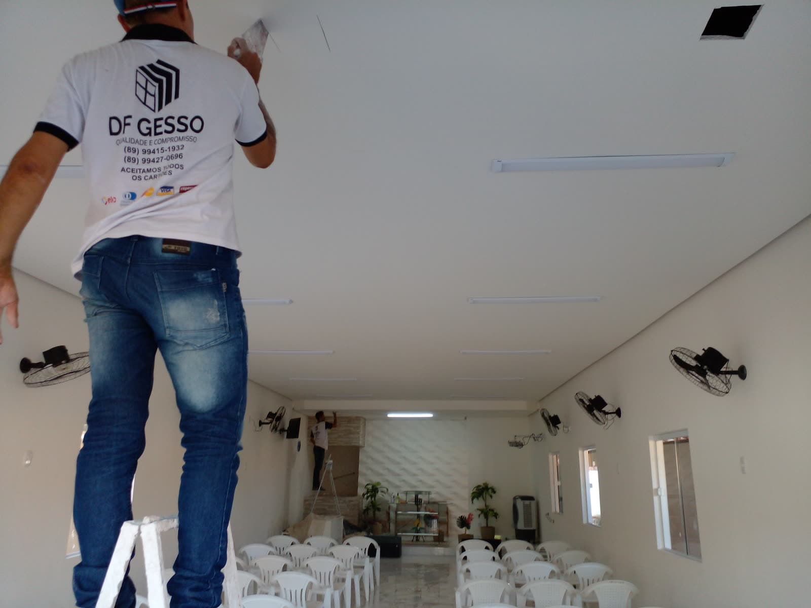 Equipe finalizando teto de gesso
