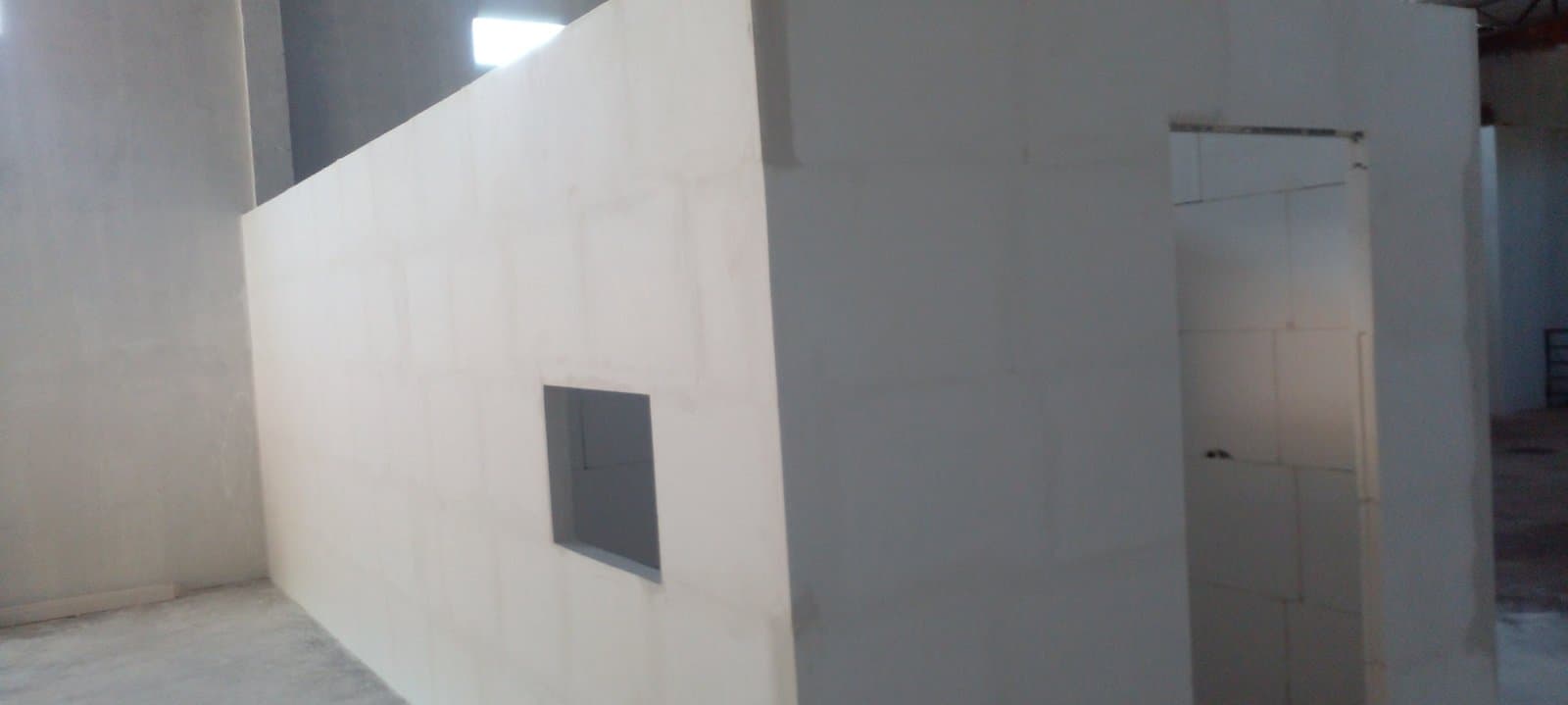Divisória de bloco de gesso em montagem, obra real da DF Gesso